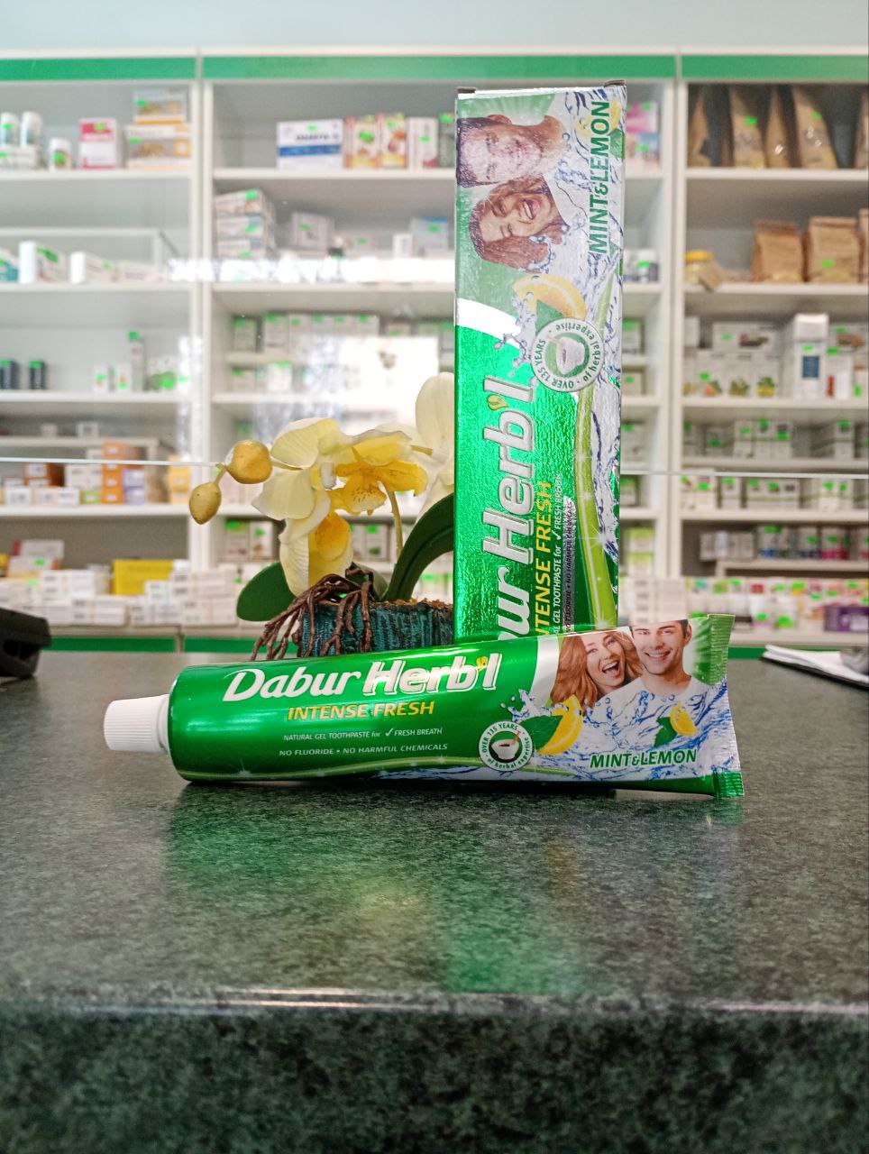 Зубна паста Mint+Lemon Dabur на базі м'яти та лимону. Гелева зубна паста з натуральною формулою. Допомагає у боротьбі з карієсом, освіжає подих